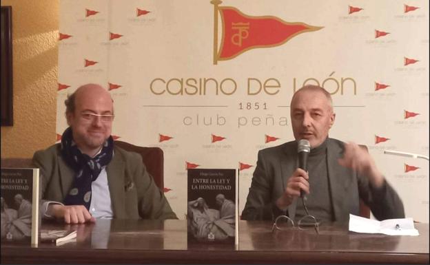 'Entre la ley y la honestidad' se presenta con gran éxito en el Casino de León