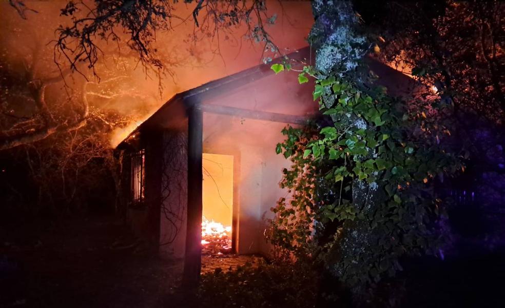 Un incendio destruye una casa abandonada en el paraje La Corrada de Cabañas de la Dornilla