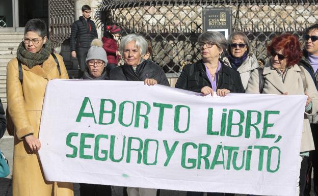 El movimiento feminista pide la dimisión del gobierno por «dirigir a las mujeres a un sufrimiento innecesario»