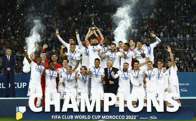 Los jugadores del Real Madrid celebran la conquista del Mundial de Clubes en Rabat. /reuters