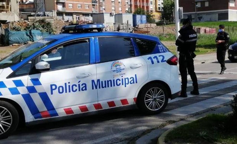 La Policía de Ponferrada impone cinco denuncias por 'botellón' y dos más por orinar en la calle