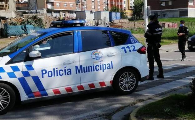 La Policía de Ponferrada impone cinco denuncias por 'botellón' y dos más por orinar en la calle