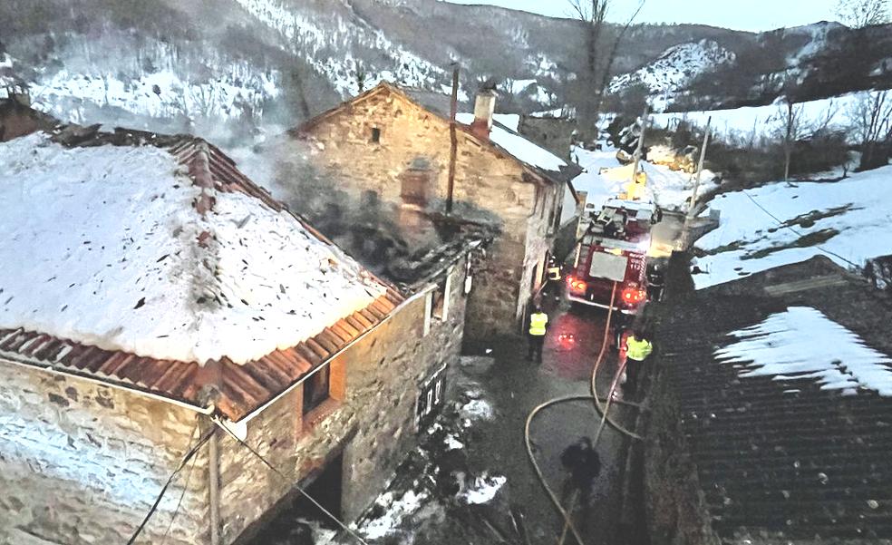 Un incendio devora dos viviendas en un pueblo de Crémenes de difícil acceso y entre la nieve