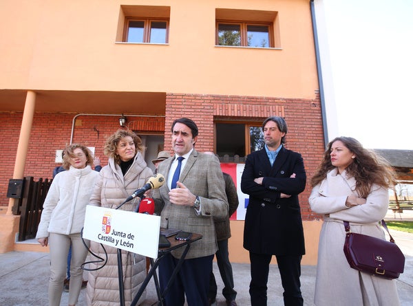 El consejero de Medio Ambiente, Vivienda y Ordenación del Territorio visita una vivienda rehabitada por la Junta en Congosto