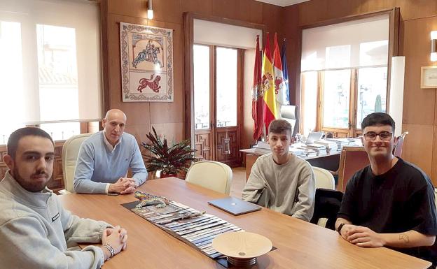 Tres jóvenes presentan al alcalde un cortometraje con 'sello leonés'