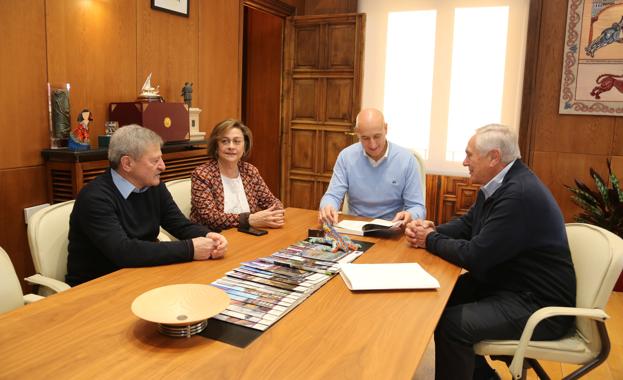 El alcalde de León recibe al escritor y periodista Tomás Álvarez que esta tarde presenta un libro sobre la gastronomía en el Camino de Santiago