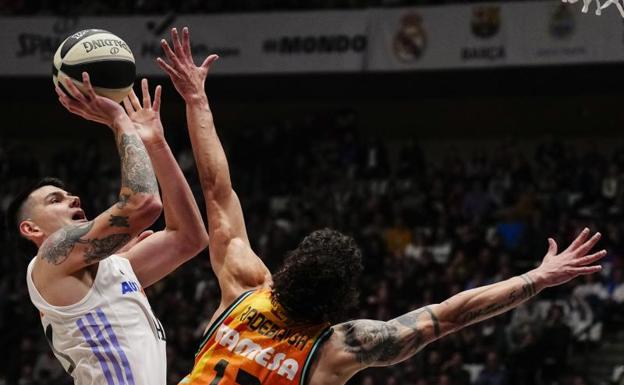 El Madrid sobrevive ante el Valencia en un duelo inaugural de infarto