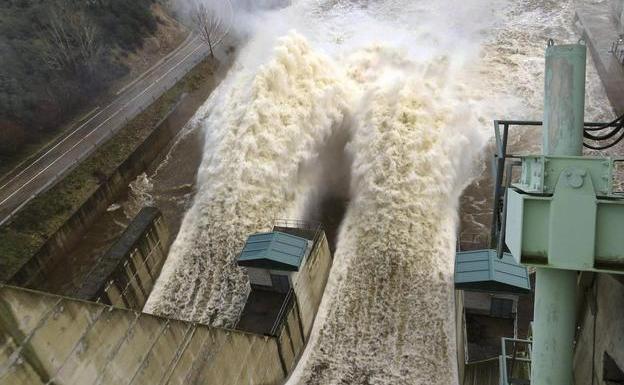 Las eléctricas también recurren el impuesto extraordinario del Gobierno