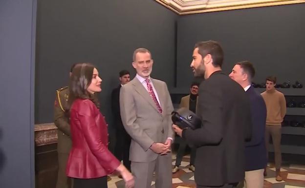 La Reina Letizia, perfecta con vestido de punto gris y su sofisticada chaqueta plépum de cuero roja