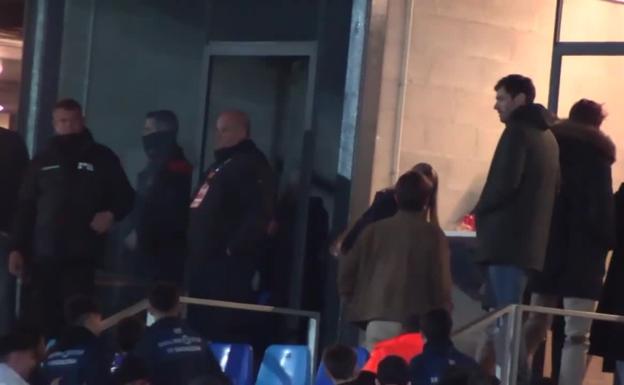 Gerard Piqué y Clara Chía se comen a besos en el palco