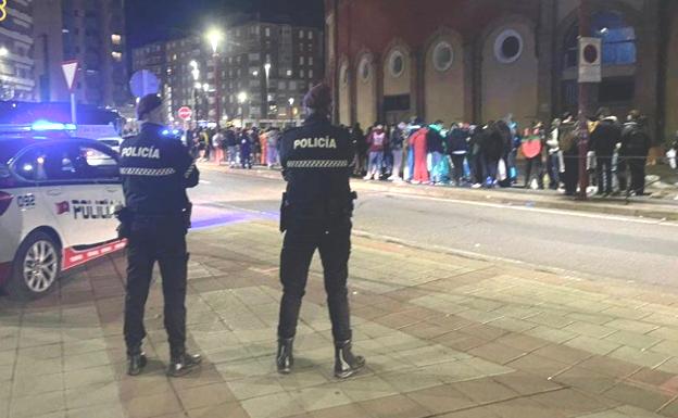 La Policía Local sanciona a 43 jóvenes en una fiesta con 3.500 personas en la Plaza de Toros de León