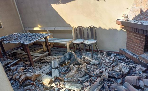 Un incendio consume el refugio de Tomicón en Robledo de Fenar