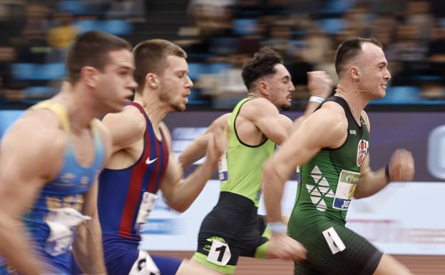 El atleta leonés Juan José Mena cae en las eliminatorias de los 60 metros