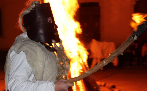 Los Zafarrones iluminan el Carnaval de Riello