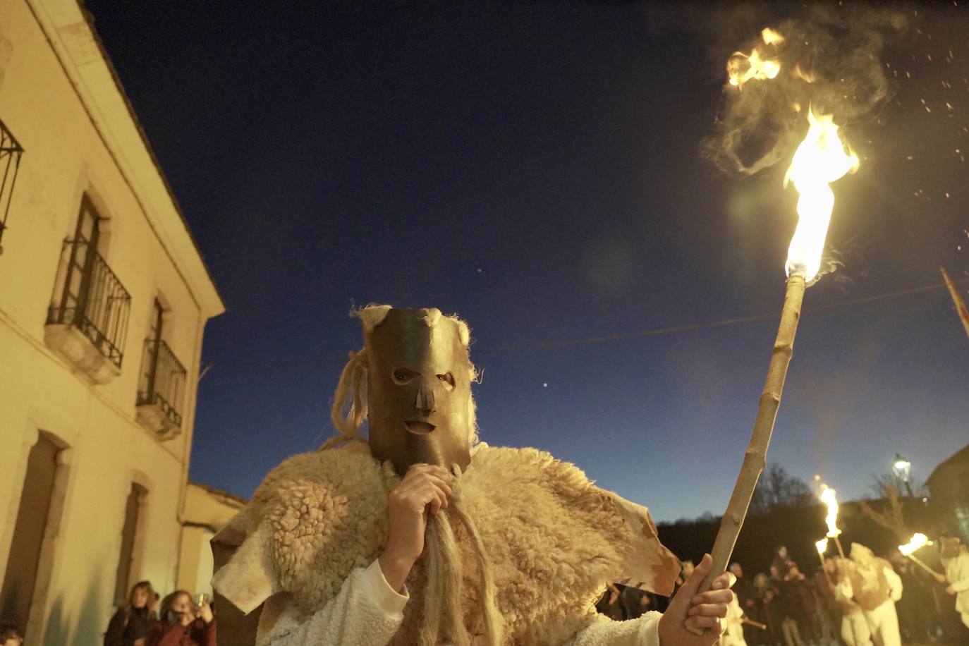 Los Zafarrones iluminan el Carnaval de Riello