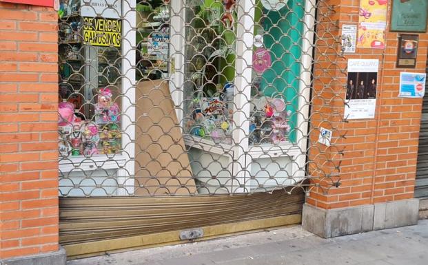 Roban de madrugada en un comercio de Eras de Renueva tras romper la persiana de seguridad