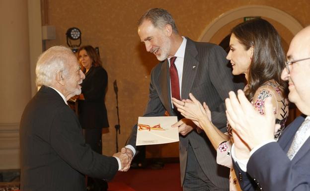 Los Reyes entregan al leonés José María Merino el Premio Nacional de las Letras Españolas