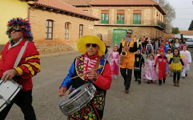 Imaginación y color en el lunes de carnaval de Santa Marina del Rey