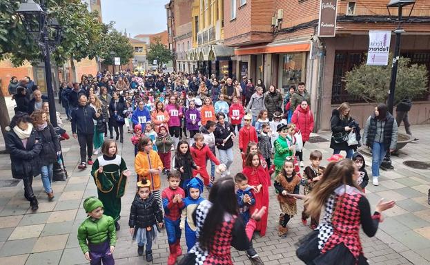 Decenas de 'pequecoyantinos' dan colorido al Carnaval infantil