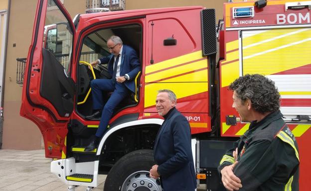 Ponferrada inicia la renovación de la «obsoleta» flota de Bomberos con una nueva autobomba para reforzar la «calidad» del servicio