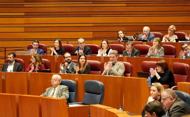 Los procuradores de Vox afean en sus intervenciones la falta de lealtad del PSOE en la Medalla de las Cortes