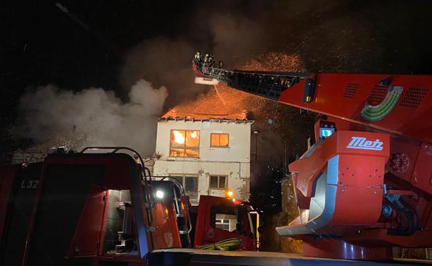 Un incendio calcina una vivienda y deja otra con daños muy graves en Cabrillanes