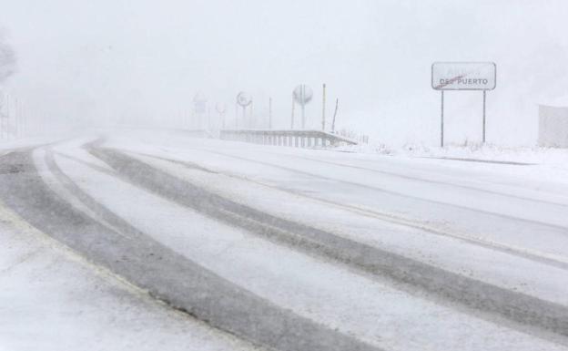 La nieve obliga al uso de cadenas en la N-630 hacia el Puerto de Pajares