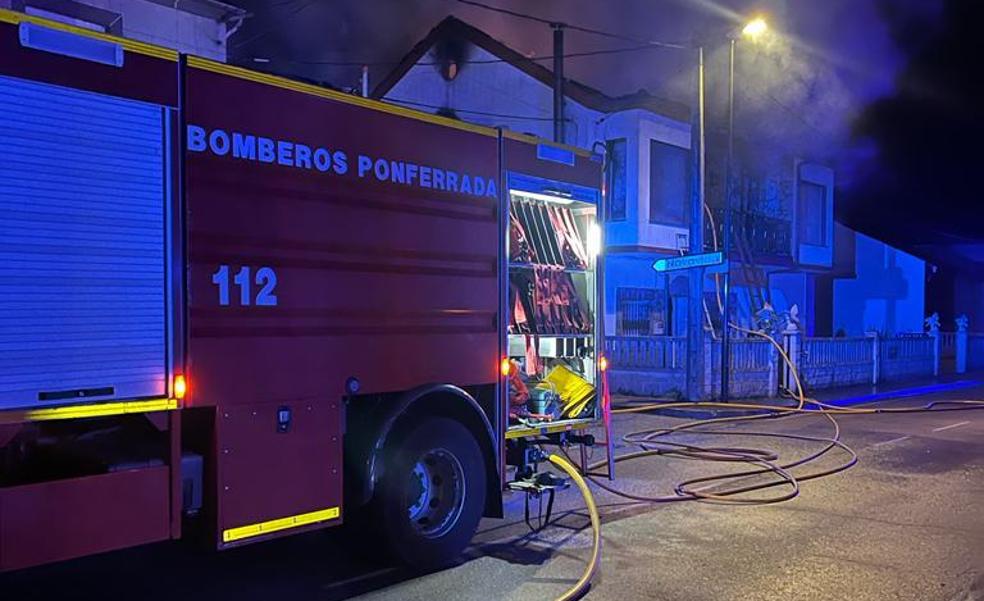 Un incendio de madrugada destruye la primera planta de una vivienda en Carracedelo