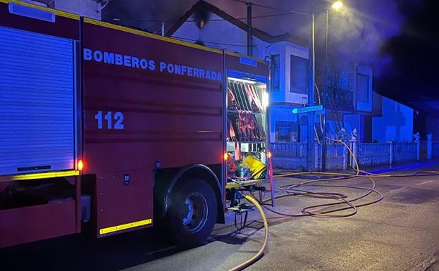 Un incendio de madrugada destruye la primera planta de una vivienda en Carracedelo