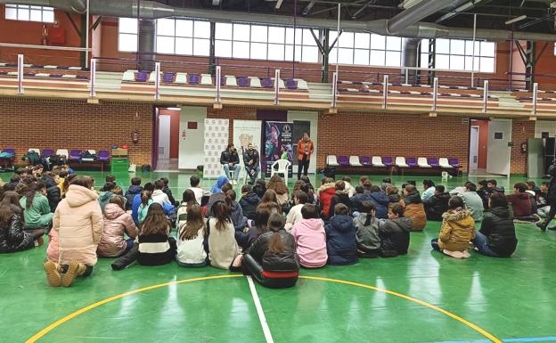 Jugadores del Abanca Ademar visitaron el CEIP Bernardino Pérez de Coyanza