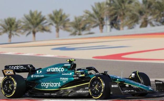 Fernando Alonso, conduciendo el Aston Martin en los test de pretemporada./AFP