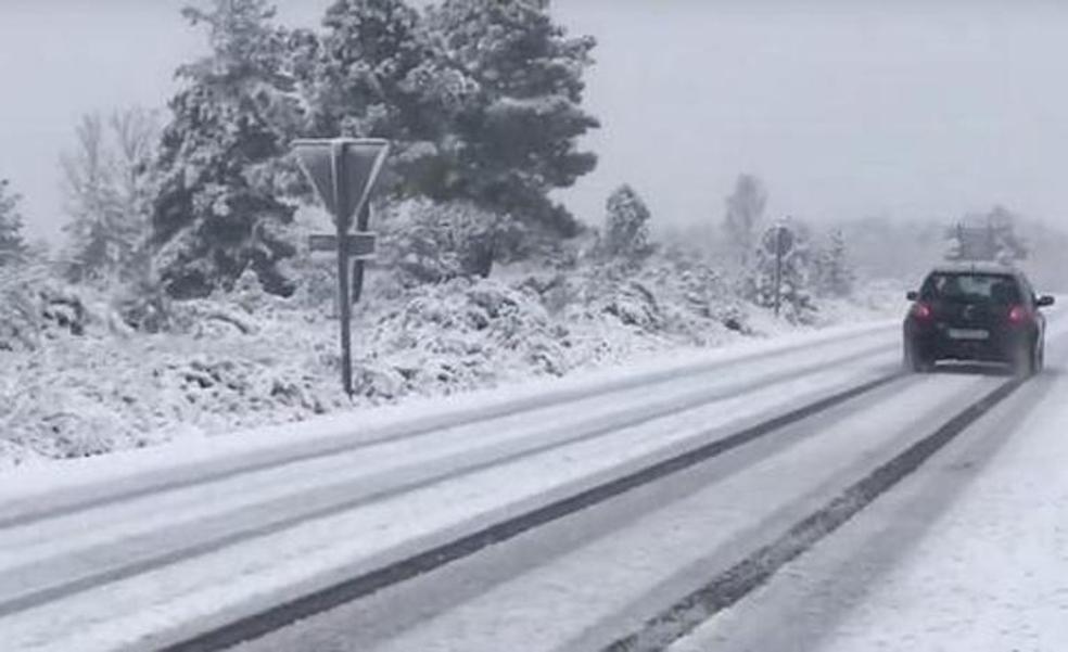 La nieve complica la circulación en la provincia de León y obliga al uso de cadenas en algunos tramos