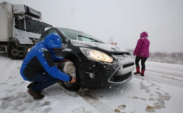 La nieve obliga al uso de cadenas en la N-621 a su paso por Riaño