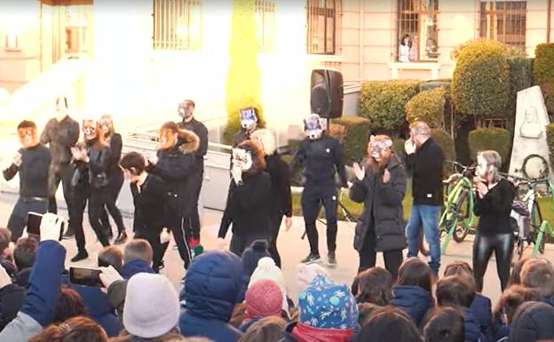 Recibimiento matinal en el colegio Divina Pastora con un toque… animal