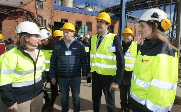 Suárez-Quiñones celebra la reducción del 25% de las emisiones de CO2 en Azucarera durante los últimos cinco años