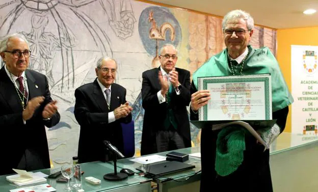 Javier Carballo ingresa en la Academia de Ciencias Veterinarias de Castilla y León./