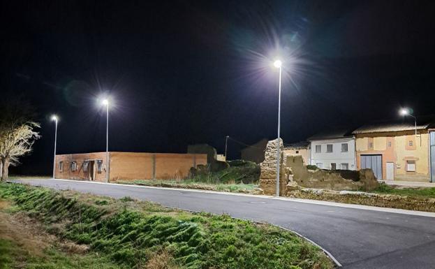 Valencia de Don juan completa la urbanización de la calle La Barrera en Cabañas con nuevo alumbrado