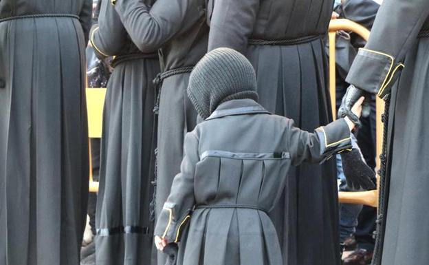 Pastrana acusa a Diez de oler «a incienso y vela» por dar tres calles a cofradías de Semana Santa
