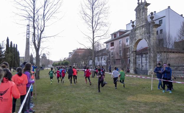 La explanada de la Basílica de La Virgen recibe a 250 jóvenes promesas del running