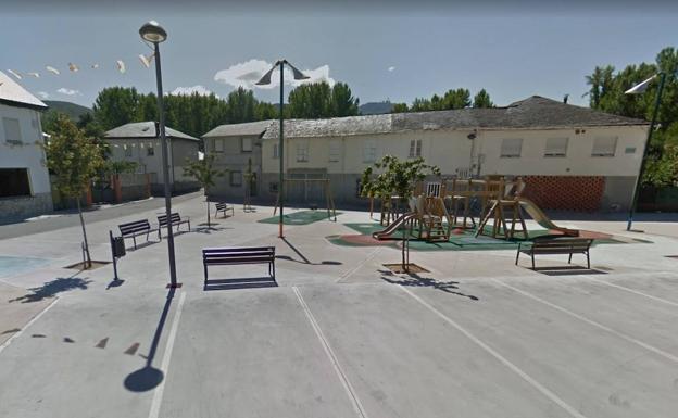 Deportes repara dos instalaciones de fútbol y de juegos infantiles en la localidad de Dehesas