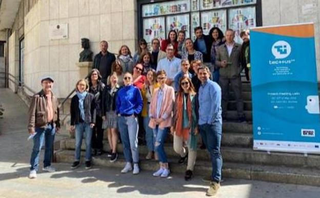 Profesores y estudiantes europeos analizan las redes sociales y la democracia desde el Juan del Enzina