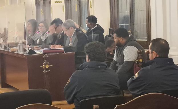 Los acusados del crimen de Dawry Vilorio en León se sientan en el banquillo de la Audiencia