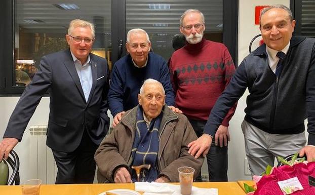 Los veterinarios de León homenajean a uno de los suyos por su centenario