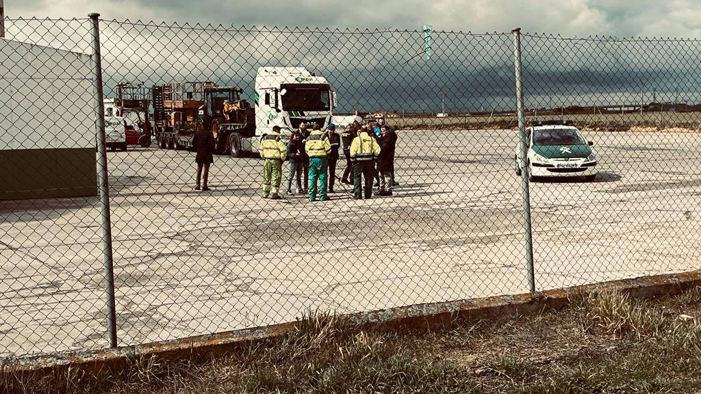 Fallece un trabajador en Salamanca al caer sobre él las patas de la góndola de un camión