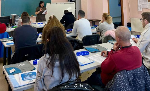 Desempleados de León participan en cursos de transporte sanitario y vigilantes de seguridad