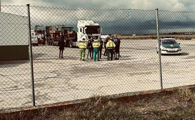 Fallece un trabajador en Salamanca al caer sobre él las patas de la góndola de un camión