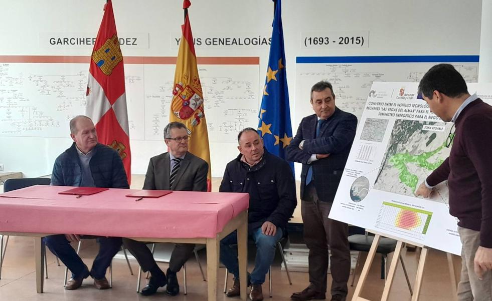 La Consejería firma un convenio con regantes de Salamanca basado en energías alternativas