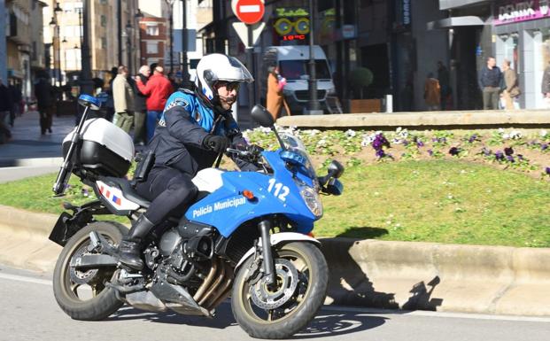 La Policía Local de Ponferrada imponen dos denuncias el fin de semana por orinar en la calle