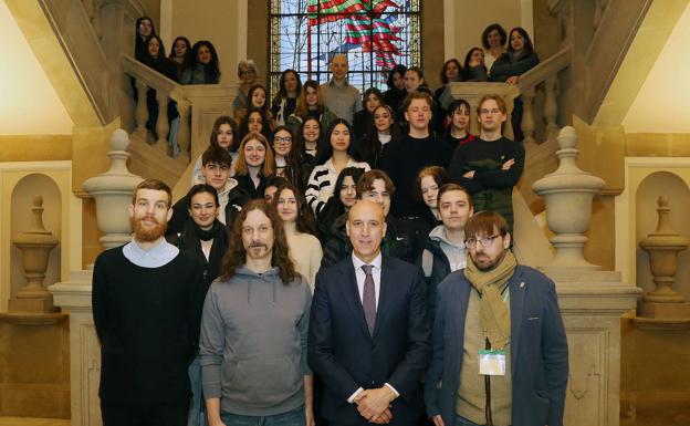 El alcalde recibe un grupo de Erasmus del IES Juan del Enzina