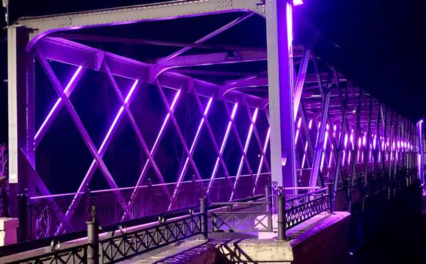 El puente de hierro de Carrizo se ilumina con los colores del Día de la Mujer